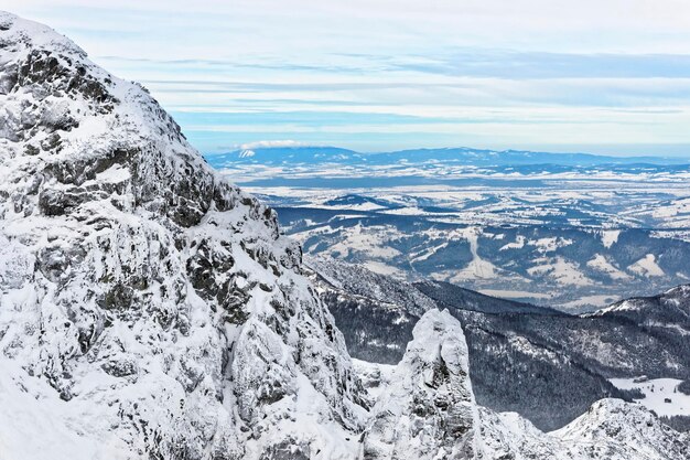 Panoramisch uitzicht vanaf Kasprowy Wierch in Zakopane in de Tatra-bergen in de winter. Zakopane is een stad in Polen in de Tatra. Kasprowy Wierch is een berg in Zakopane en het populairste skigebied in Polen