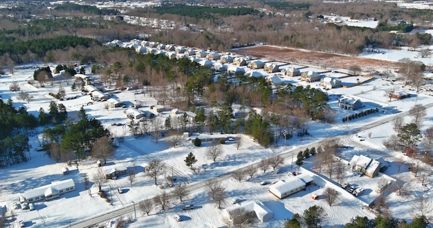 Panoramisch uitzicht vanuit de lucht in een klein Amerikaans dorpshuis, de winter met sneeuw bedekte daken van