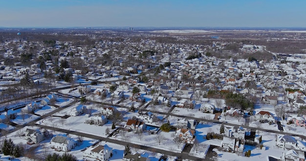 Panoramisch uitzicht vanuit de lucht in een kleine Amerikaanse nederzetting in een herenhuis, de winter met sneeuw bedekte daken van huisjes