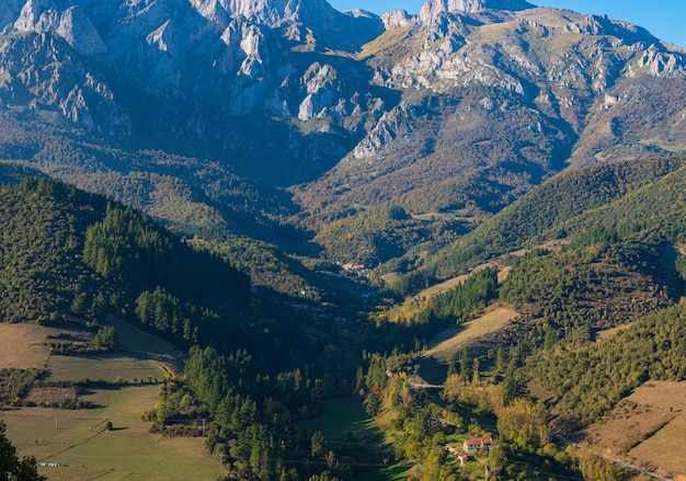 Panoramisch uitzicht vanuit het gezichtspunt van de hermitage van san miguel in de buurt van potes cantabrië spanje