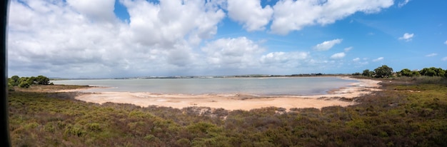 Panoramisch uitzicht vanuit het gezichtspunt van het natuurpark Lagunas de la Mata in Torrevieja Alicante