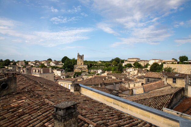 panoramisch uitzicht wijngaarden stad Saint Emilion dorp in de regio Bordeaux