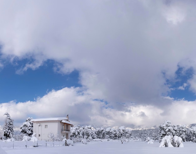 Panoramisch uitzicht winter met veel sneeuw en sneeuwafwijkingen in een Grieks dorp op het eiland Evia Griekenland