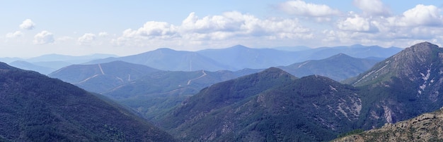 Panoramisch van een bergketen met gelaagde bergtoppen bij dageraad Sierra de Francia Salamanca Spanje