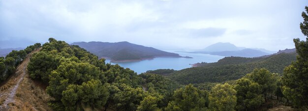 Panoramisch van een meer in een storm Ardales Malaga Spanje