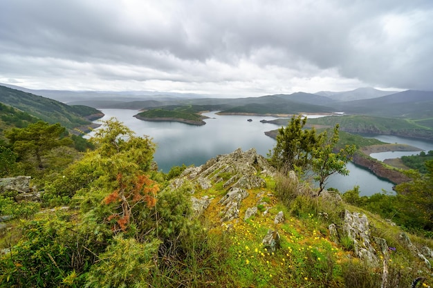 Panoramisch van een vallei met meren tussen de bergen en bewolkte stormachtige dag