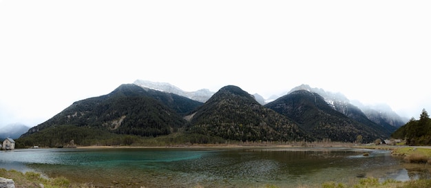 Foto panoramisch van het pineta-reservoir bielsa pyreneeën spanje