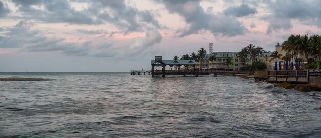 Panoramisch zeegezicht van de kust van de Atlantische Oceaan tijdens een dramatische bewolkte zonsopgang