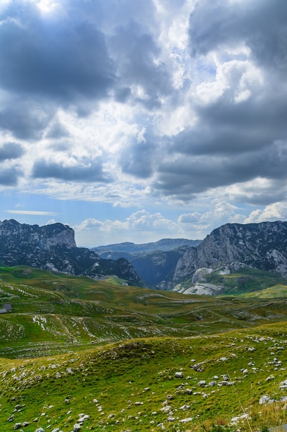 Foto panoramisch zicht in durmitor, montenegro. bergweg.