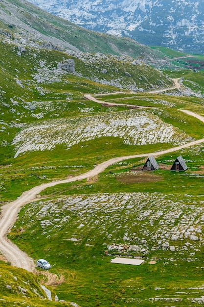 Panoramisch zicht in durmitor, montenegro. bergweg.