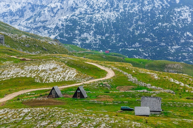 Panoramisch zicht in Durmitor, Montenegro. Bergweg.