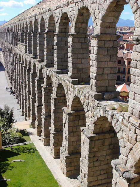 Panoramisch zicht op aquaduct op de zonnige dag Segovia Spanje