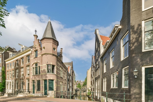 Panoramisch zicht op bakstenen huizen