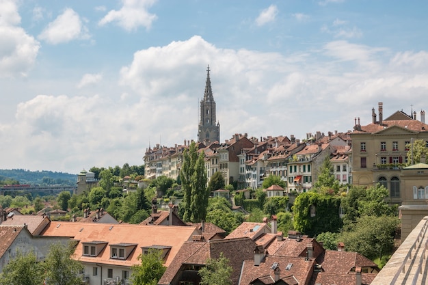 Panoramisch zicht op Bern Minster en historische oude stad Bern in Zwitserland. Zomerlandschap, zonnige dag en blauwe lucht