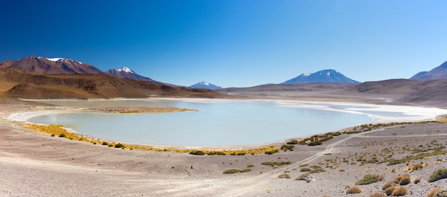 Panoramisch zicht op bevroren zoutmeer op de Boliviaanse Andes