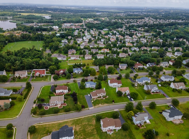 Panoramisch zicht op buurt in daken van huizen van zomerhuizen in woonwijk