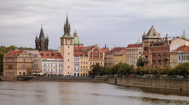 Panoramisch zicht op de architectuur van Praag. Tsjechisch.