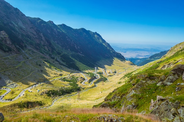 Panoramisch zicht op de bergweg Transfagarasan, de mooiste weg van Europa