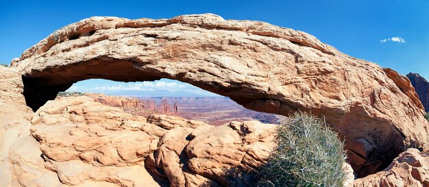 Panoramisch zicht op de beroemde Mesa Arch, Verenigde Staten