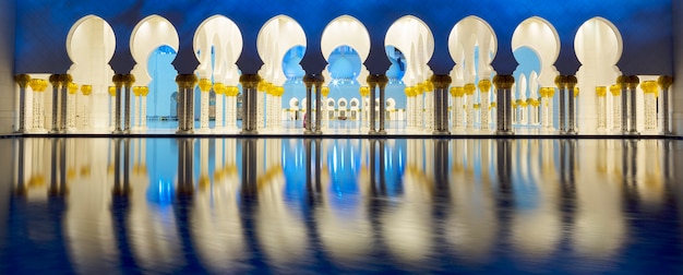 Panoramisch zicht op de beroemde moskee, Abu Dhabi, 's nachts, panoramisch uitzicht.