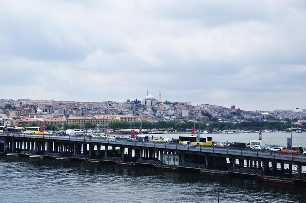 Panoramisch zicht op de brug over de Gouden Hoorn. Beweging over de brug. 09 juli 2021, Istanbul, Turkije