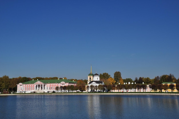 Panoramisch zicht op de gebouwen van het landgoed Kuskovo. Vijveroever met huizen en bomen. 06 oktober 2021, Moskou, Rusland.