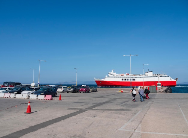 Panoramisch zicht op de haven Rafina met veerboten en toeristen in Griekenland
