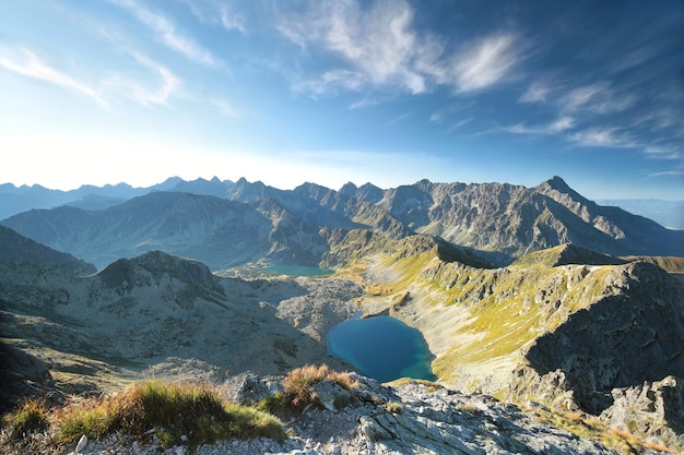 Panoramisch zicht op de karpaten bij dageraad