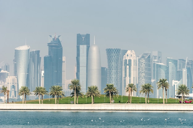 Panoramisch zicht op de moderne skyline van Doha met Palms voorgrond