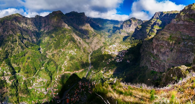 Panoramisch zicht op de Nonnenvallei op Madeira