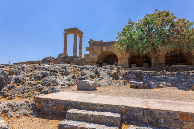 Panoramisch zicht op de ruïnes van de oude stad Lindos op het kleurrijke eiland Rhodos, Griekenland Beroemde toeristische attractie Oude tempel Griekse architectuur