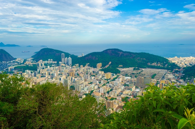 Panoramisch zicht op de stad Rio de Janeiro in de zomer.