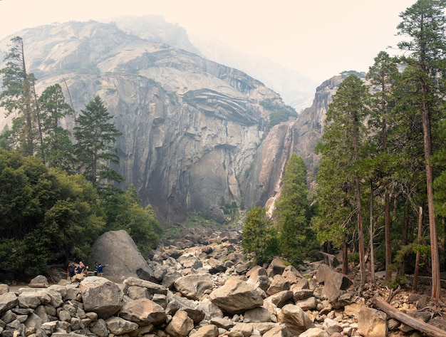 Panoramisch zicht op de volledig droge Lower Yosemite Falls op een dag met rook van bosbranden