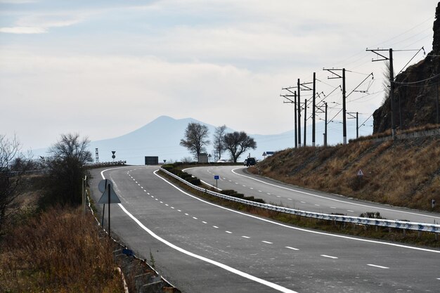 Panoramisch zicht op de weg. Uitzicht op de weg en de hoge bergen.