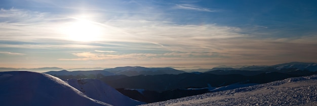 Panoramisch zicht op de winter bergtoppen bedekt met sneeuw op heldere dag of schemering in de winter