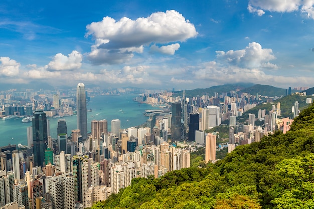 Panoramisch zicht op de zakenwijk van Hong Kong in een zomerdag