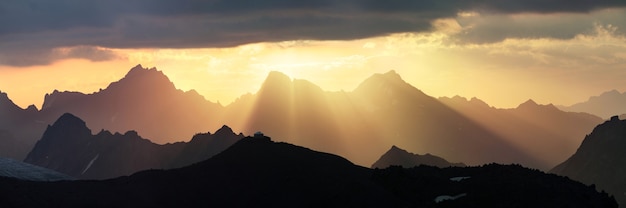 Panoramisch zicht op de zonsopgang in de bergen van de Kaukasus