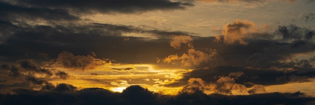 Panoramisch zicht op dramatische wolken die opkomen van de zon die in de lucht zweeft om het weer te veranderen Zachte focus wazig beweging Natuurlijke achtergrond majestueuze cloudscape