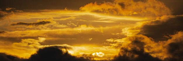 Panoramisch zicht op dramatische wolken verlichte opkomst van de zon die in de lucht zweeft om het weer zacht f . te veranderen