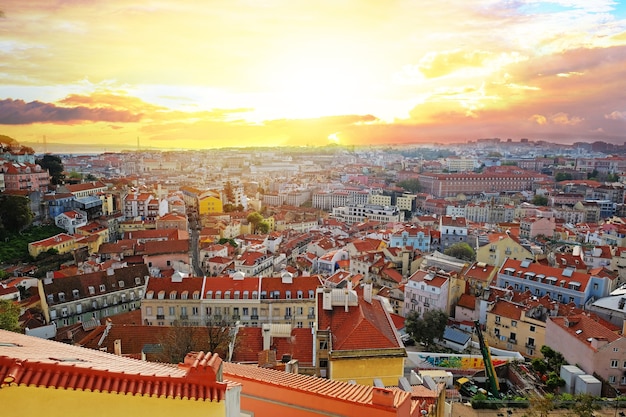 Panoramisch zicht op het gezichtspunt Miradouro da Graca in Lissabon, Portugal