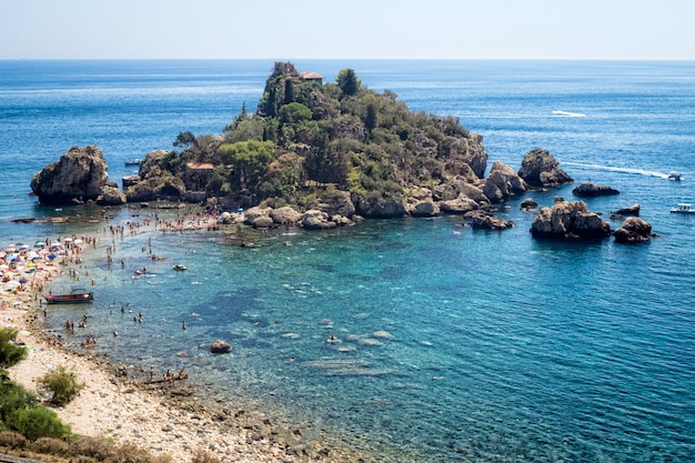 Panoramisch zicht op Isola Bella (prachtig eiland): klein eiland bij Taormina