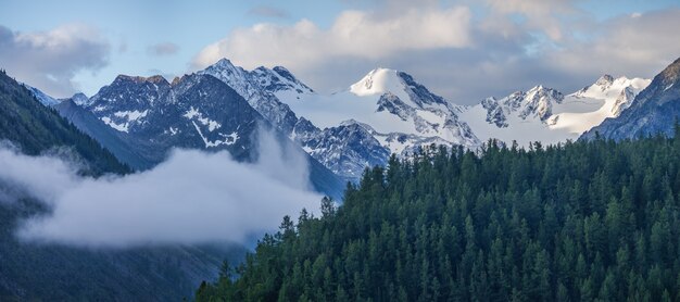 Panoramisch zicht op met sneeuw bedekte toppen in de wolken