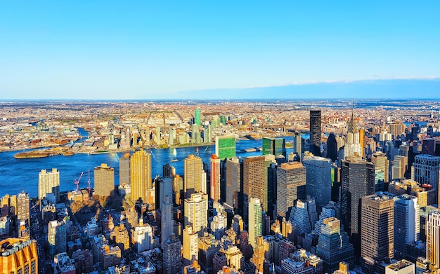 Panoramisch zicht op Midtown district van Manhattan in New York, NYC. East River en Queensboro Bridge in Long Island City. Horizon, de V.S. Amerikaanse architectuur gebouw. Luchtpanorama van Metropolis.