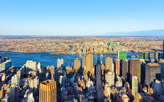 Panoramisch zicht op Midtown district van Manhattan in New York, NYC. East River en Queensboro Bridge in Long Island City. Horizon, de V.S. Amerikaanse architectuur gebouw. Luchtpanorama van Metropolis.
