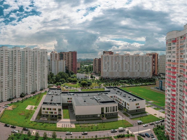 Panoramisch zicht op modern wooncomplex voor gezinnen, luchtfoto. Moskou. Khimki.