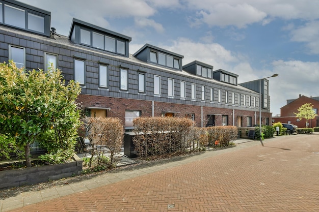 Panoramisch zicht op moderne bakstenen huizen