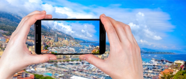 Panoramisch zicht op Monte Carlo, Monaco. toerist maakt een foto