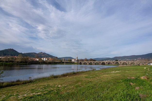 Panoramisch zicht op Ponte de Lima, een stad in de noordelijke Minho-regio in Portugal