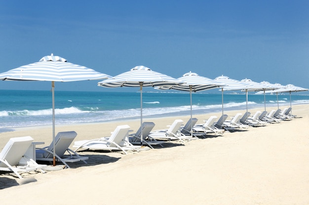 Panoramisch zicht op stoelen op het strand