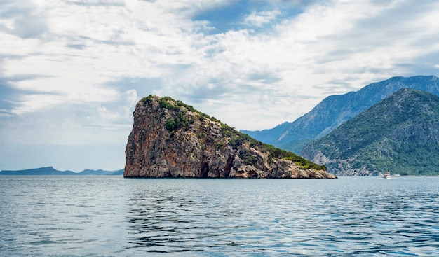 Panoramisch zicht op Turtle Island in Antalya, Turkije. Middellandse Zee